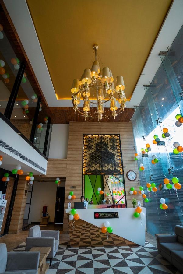 Celebrant Hotel バラナシ エクステリア 写真